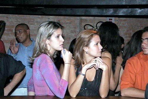 Balada: Muita gente bonita.<br>Fonte: Show Bar Lounge