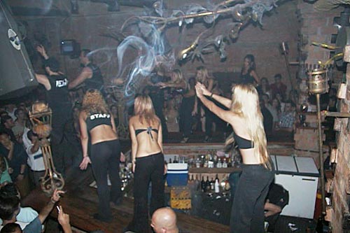 Balada: Show todos os sbados, com vrias apresentaes com os barmen da casa.<br>Fonte: Show Bar Lounge