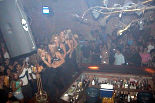 Balada: Barwomen animando a balada.<br>Fonte: Show Bar Lounge