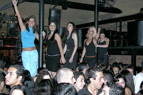 Balada: Galera curtindo.<br>Fonte: Show Bar Lounge