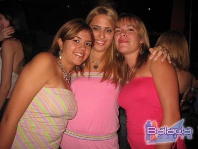Balada: Fotos de sexta-feira na Ibiza