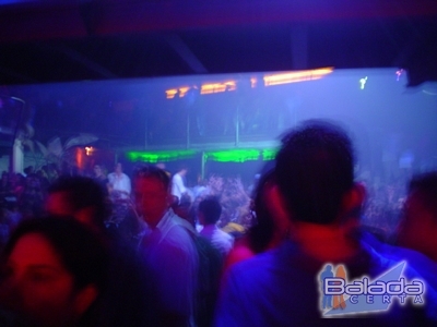 Balada: Fotos de sexta-feira na Ibiza