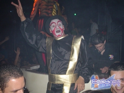 Balada: Fotos de sexta-feira na Ibiza