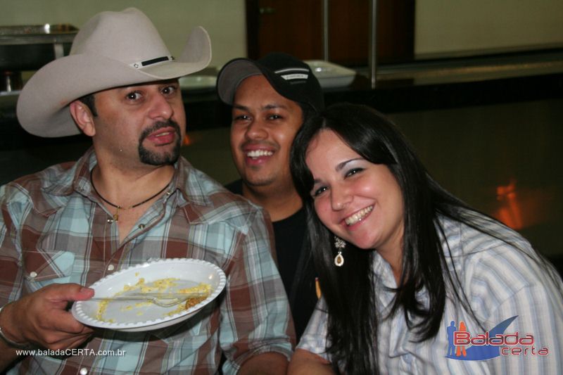 Balada: Fotos de domingo na 1 Galinhada Sertaneja na Plataforma do Choop - DF